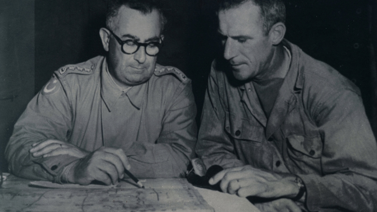 2. Kore Tugayı, Kurmay Albay Nuri Pamir, Amerikalı Müşavir Yarbay Maynart B. Weswer ile durum tespiti yaptı. (Arşiv)