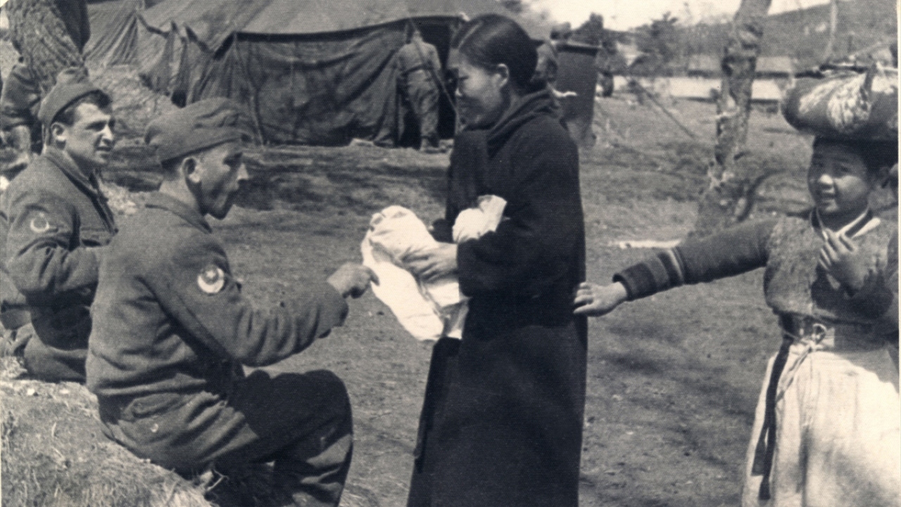 Kore`de bulunan Türk askerine Koreliler sevgi gösterisinde bulundu. (Arşiv)