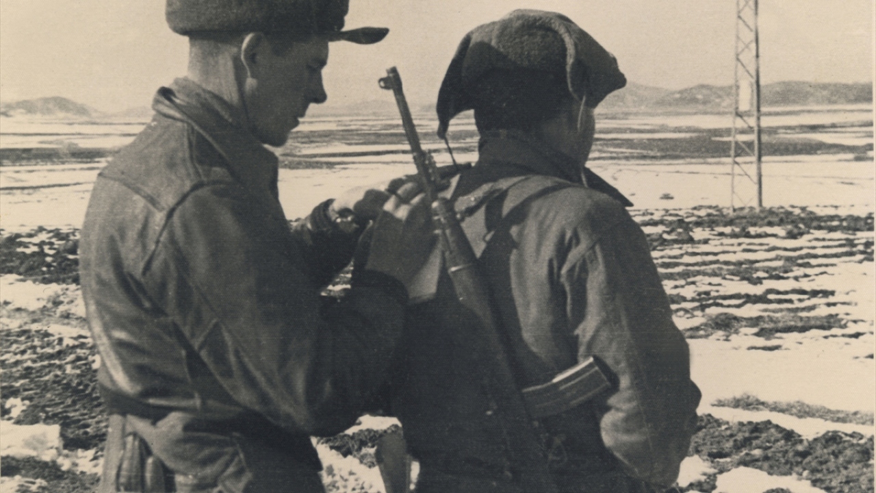 Bir keşif kolu bir askerin sırtında rapor yazdı. (Arşiv)