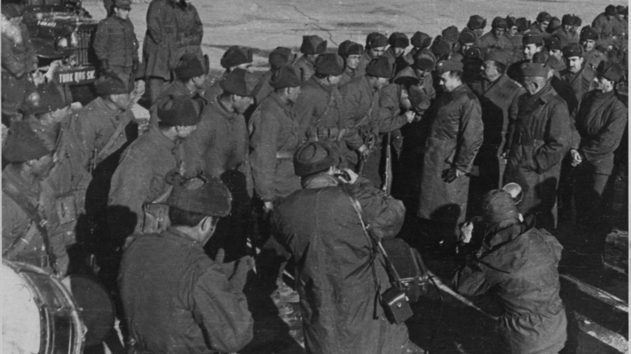 Şahap Gürler, Türk Tugayını teftiş etti. (Arşiv)