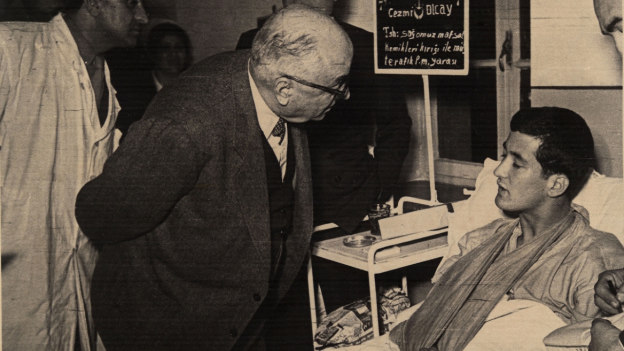 Savaşta yaralanarak yurda dönen gaziler dönemin Cumhurbaşkanı Celal Bayar tarafından ziyaret edildi. (Arşiv)