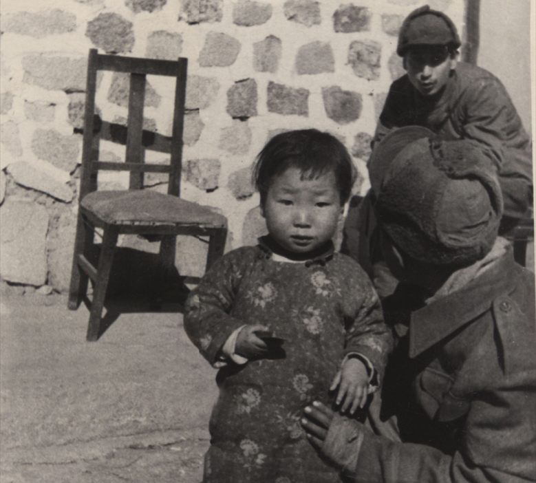 Yetim kalan Koreli çocuklarla fotoğraf çektiren Türk askeri. (Arşiv)