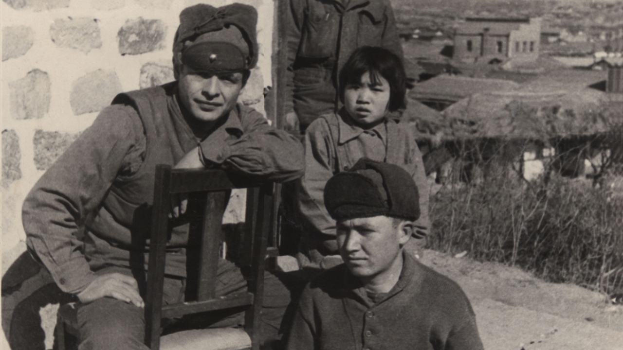 Yetim kalan Koreli çocuklarla fotoğraf çektiren Türk askeri. (Arşiv)