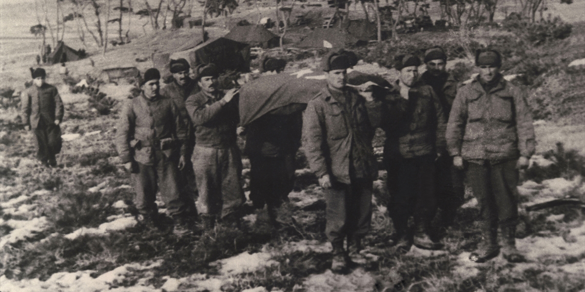 Şehit olan Türk askeri defnedilmeye götürüldü. (Arşiv)