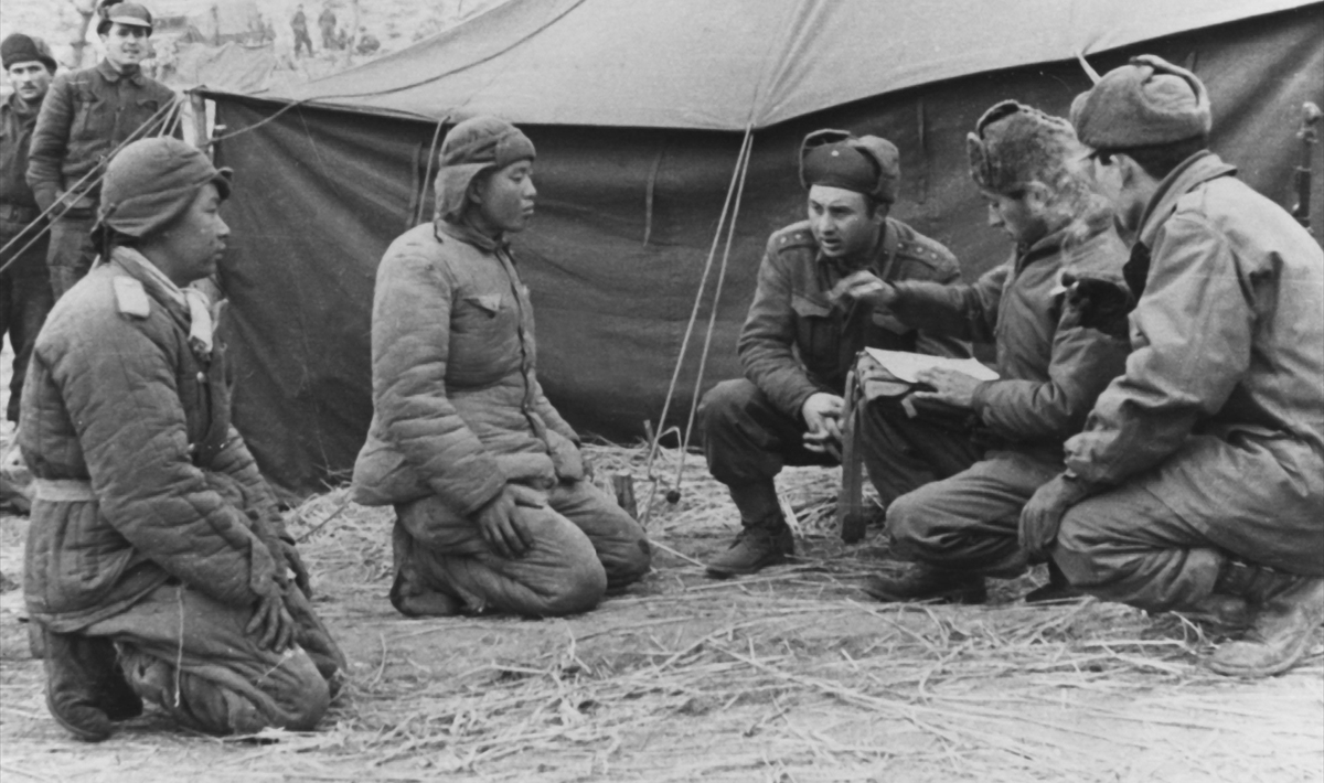 Esirler, askerler tarafından sorguya çekildi. (Arşiv)