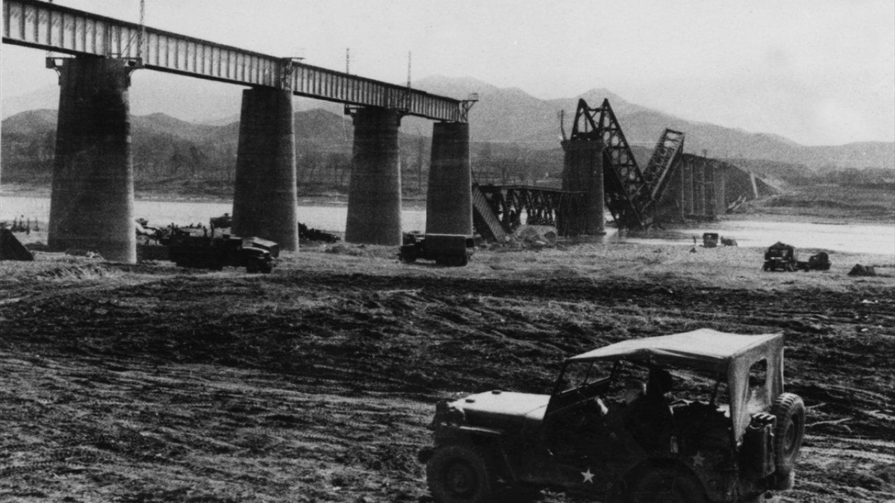 Tahrip edilen bir köprü. (Arşiv)