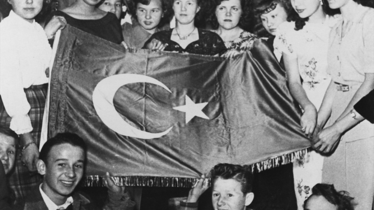 Balıkesir Kız Sanat Enstitüsü öğrencileri, tugaya bayrak hediye etti. (Arşiv)