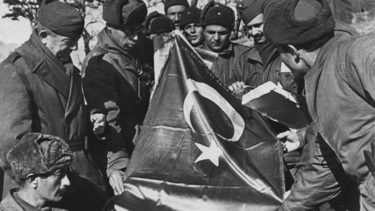 İstanbul Yüksek Tahsil Talebe Birliği, tugaya bayrak hediye etti. (Arşiv)