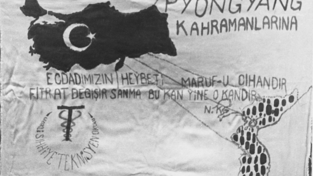 Sıhhiye Teknisyen Okulu`nun tugaya hediye ettiği bayrak. (Arşiv)