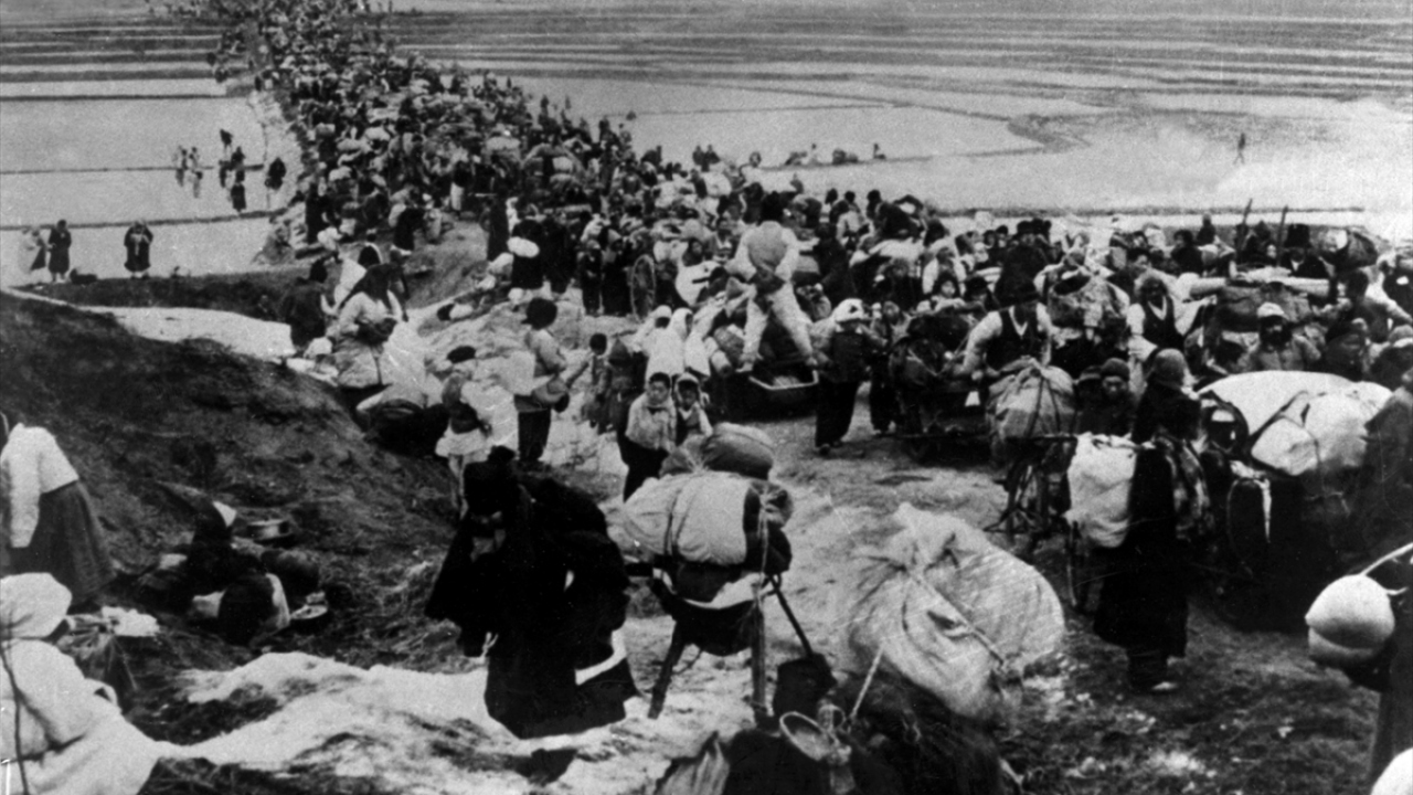 Komünist zulmünden kaçan yerli halk. (Arşiv)