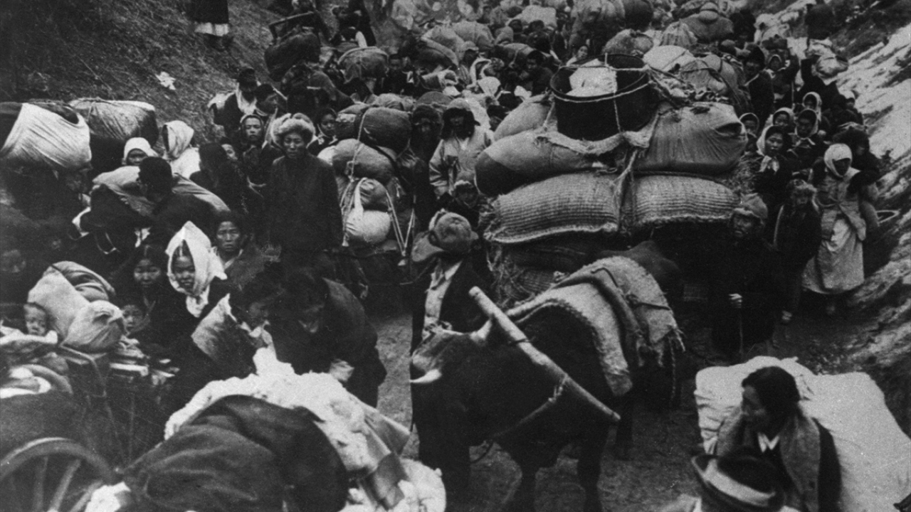Komünist zulmünden kaçan yerli halk. (Arşiv)