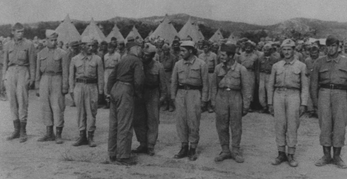 Yurda dönen askeri kafilenin bölük temsilcilerini, tugay komutanı ayrı ayrı uğurladı. (Arşiv)