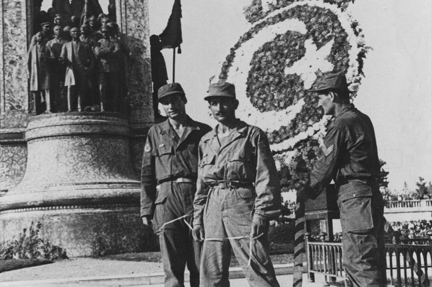 Yurda dönen kafile adına, Taksim Abidesi`ne gaziler tarafından çelenk konuldu. (Arşiv)