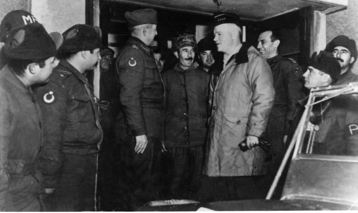 Amerikan GenelKurmay Başkanı Orgeneral Lawton Collıns`ın Türk Askeri Tugayını ziyaret etti. Collınsın`ı Yüzbaşı Halit Hocaoğlu (sol 4) Tugay Komutanı Tahsin Yazıcı (sol 3) karşıladı. (Arşiv)