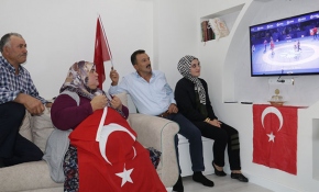 Rıza Kayaalp'in şampiyonluğu ailesini gururlandırdı