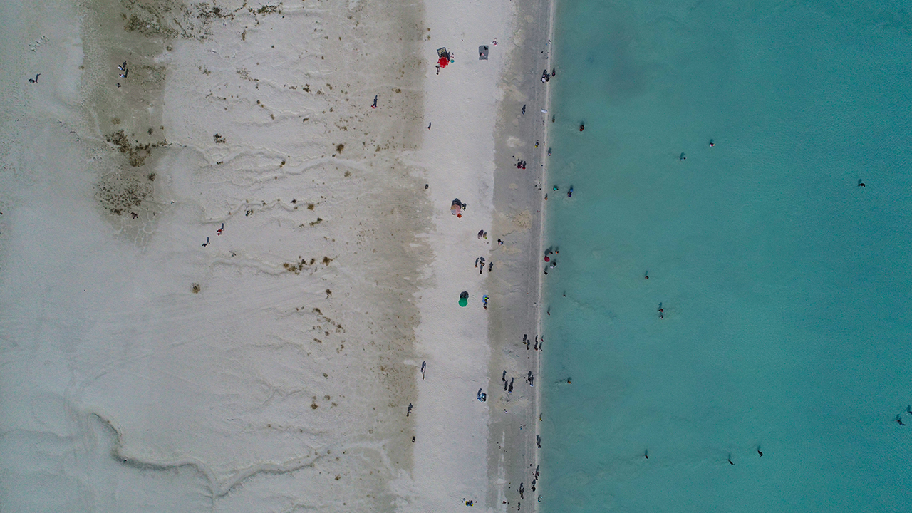 Üç tarafı Akdeniz, Ege, Marmara ve Karadeniz ile çevrili Türkiye`nin sahilleri, turistleri cezbediyor.