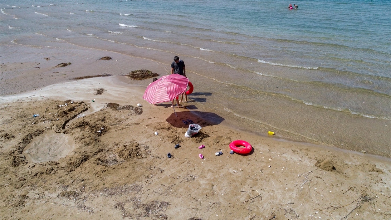 Sahil kentleri dışında Anadolu`nun ortasında yer alan "bozkır" şehirlerindeki göl ve akarsularda kendiliğinden oluşan kumsallar da ilgi görüyor. 