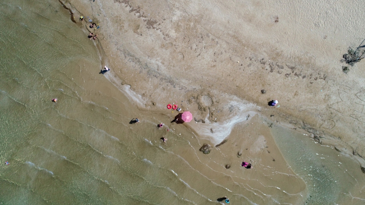 Tektonik ve karstik etkilerle oluşan tatlı su gölü olan Eğirdir`in çevresindeki iki plajda, plaj voleybolu ve plaj futbolu, motosiklet festivali ve triatlon yarışları gerçekleştiriliyor.