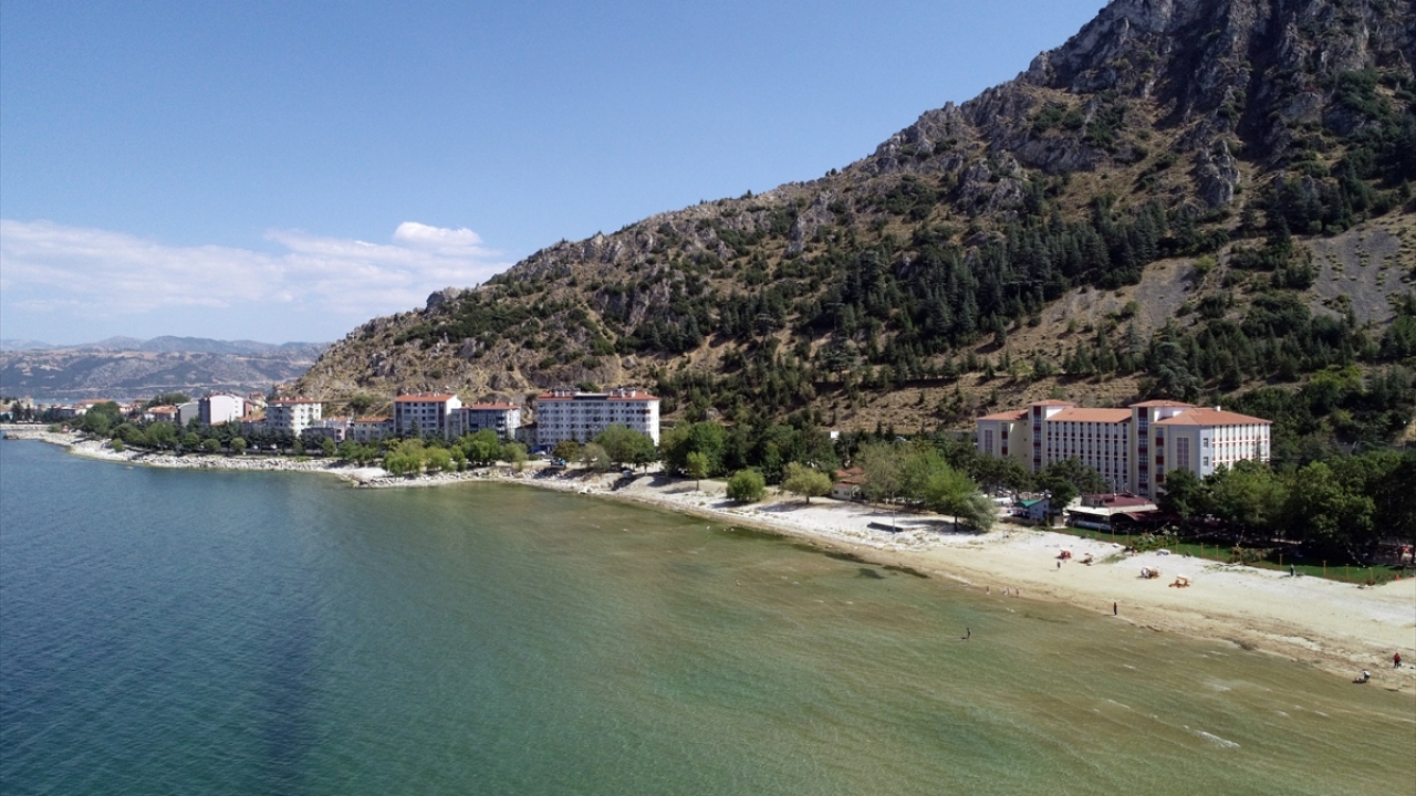 Günübirlik ziyaretlerin yapıldığı bu plajların bazılarında bungalov evlerde barınma imkanı da sağlanıyor.