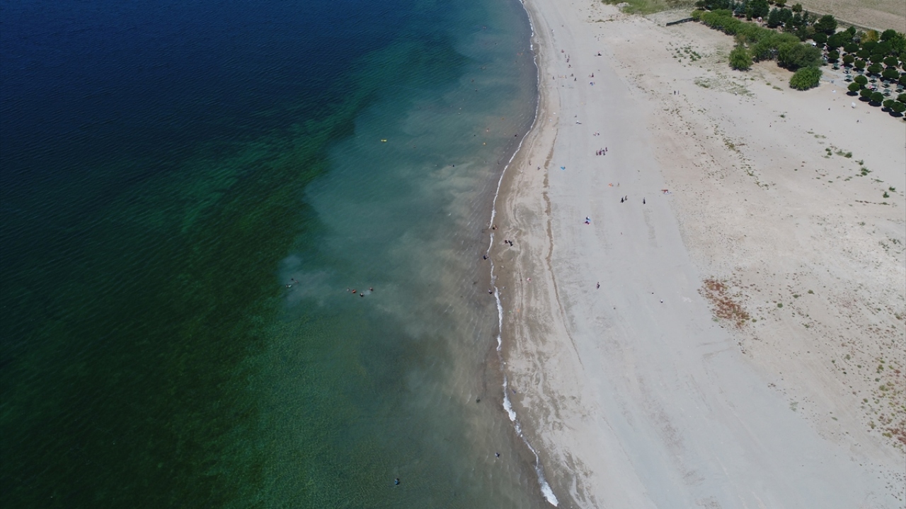 Fotoğrafta Kırşehir`in Kaman ilçesinde, Hirfanlı Baraj Gölü kıyısındaki 3 kilometrelik Savcılı Plajı görülüyor.