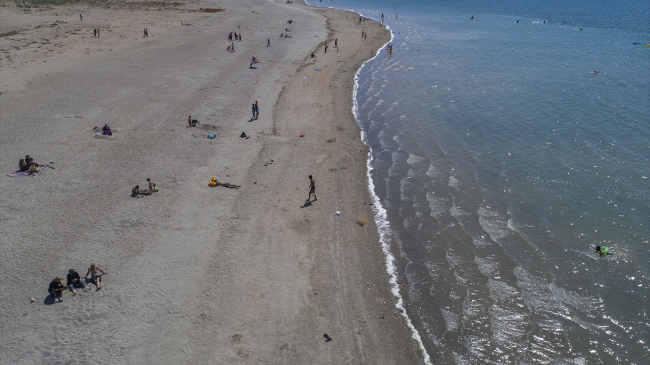 Kaman Kaymakamlığı tarafından işletilen plajda, piknik alanları ile günlük ihtiyaçların karşılanabileceği mekanlar yer alıyor. "Bozkırın plajı" olarak bilinen Savcılı`ya yılda yaklaşık 30 bin araç giriş yapıyor.