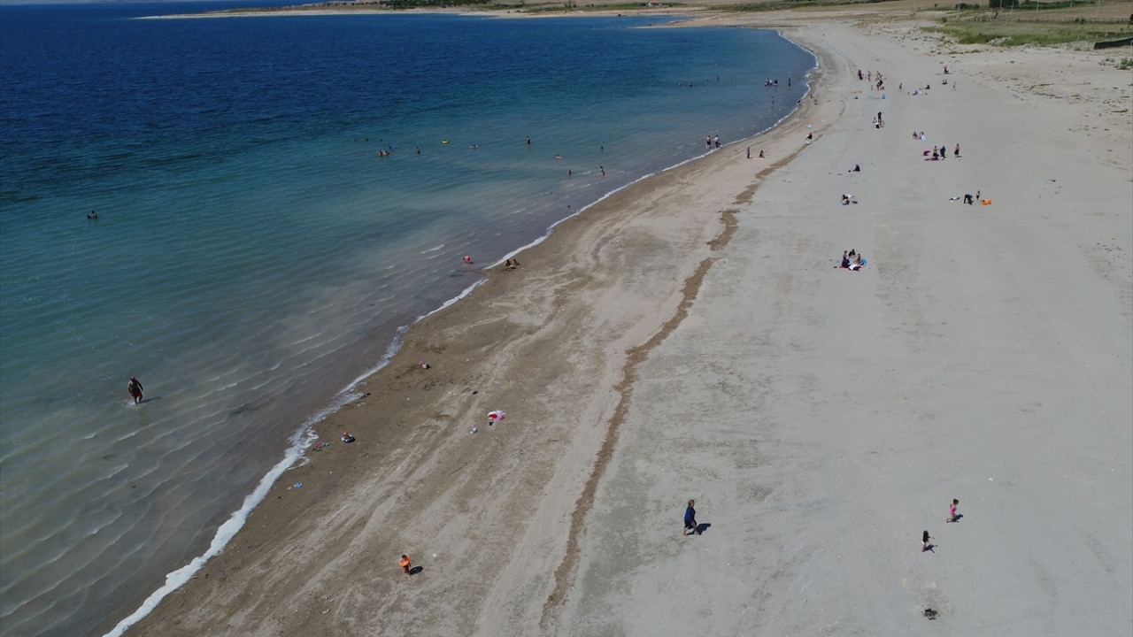 Özellikle hafta sonları binlerce kişinin faydalandığı sahilde, yelken ve bot yarışları ile su kızağı etkinlikleri düzenleniyor.