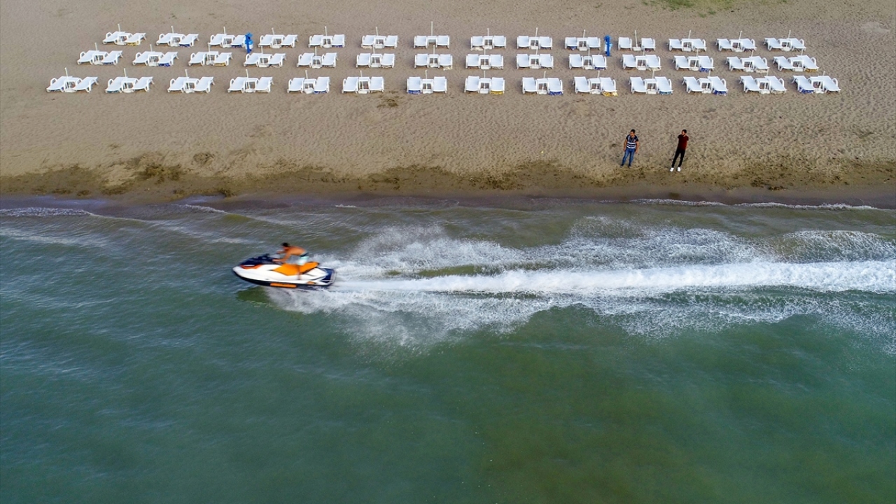 Fotoğrafta Van Gölü Edremit Plajı görülüyor.