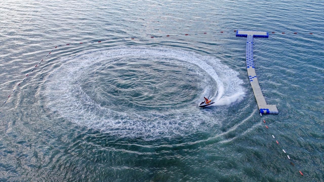Van Gölü kıyısında "mavi bayraklı" plaj