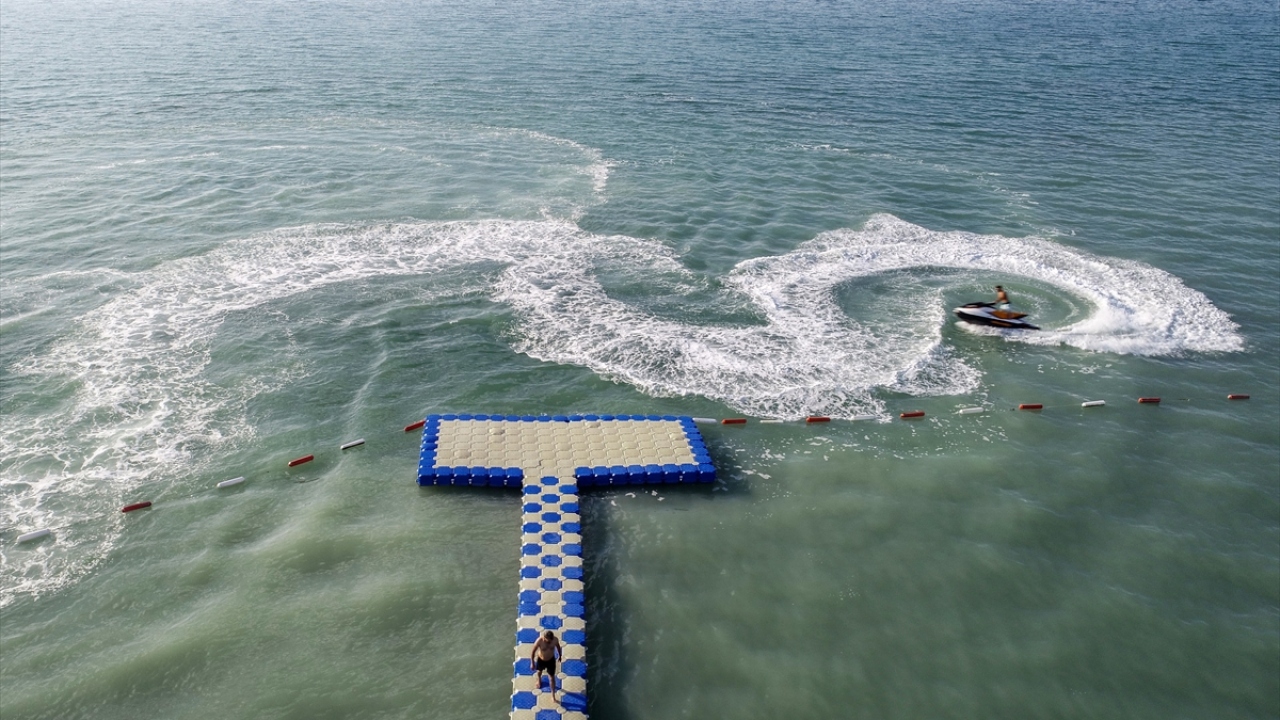 İlçenin Çiçekli Mahallesi`nde kurulan plajda, vatandaşlar jet skiye binme, kano, şezlong, şemsiye, duş alma kabini ve yüzen platformu kullanma imkanı buluyor.