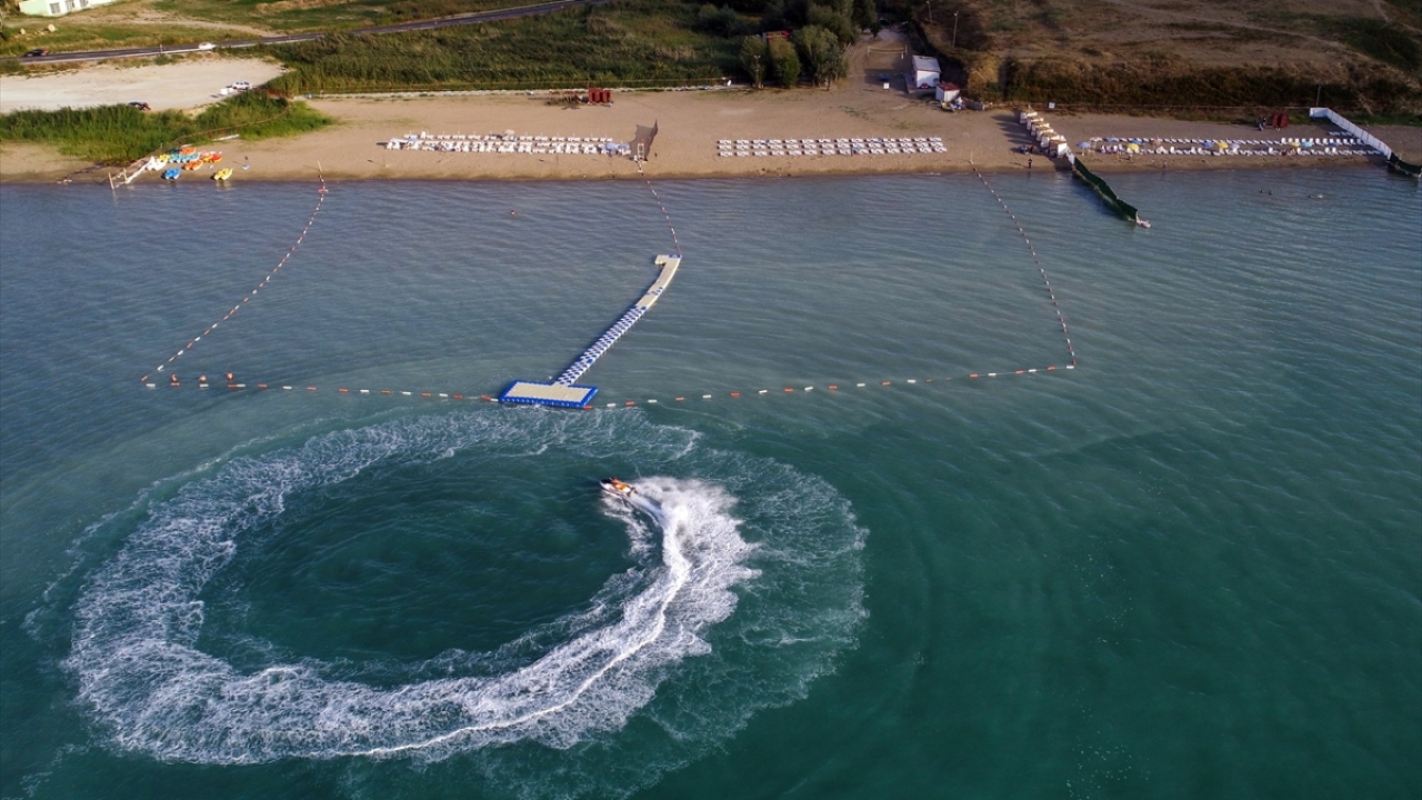 Gevaş Belediyesince sazlık olan ve vatandaşların çöplerini döktüğü atıl durumdaki alan, Gevaş Halk Plajı`na dönüştürüldü.