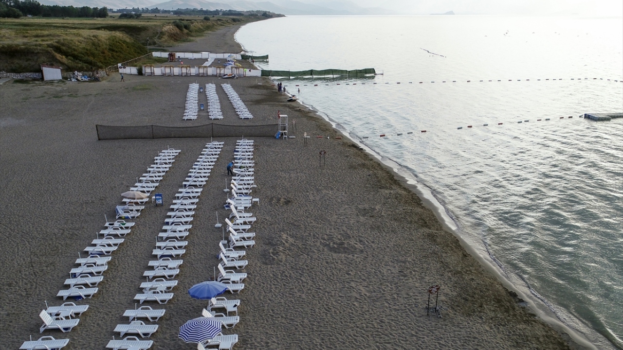 Yaklaşık 1 kilometre uzunluğunda, 70 metre genişliğindeki halk plajında Türkiye Futbol Federasyonu ile belediyenin ortak düzenlediği Plaj Futbol Ligi Gevaş Etabı müsabakaları da yapıldı.