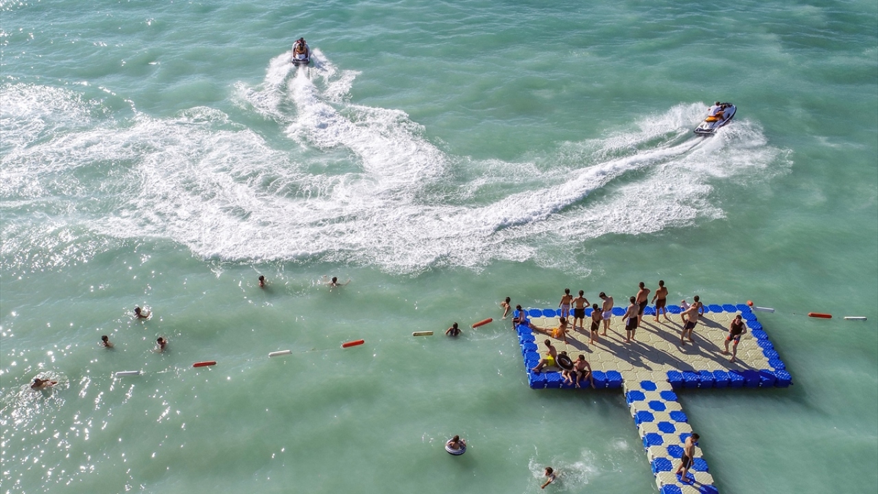 İçişleri Bakanlığınca görevlendirme yapılan Erciş Belediyesi de Van Gölü kıyısındaki atıl araziyi halk plajına dönüştürdü.