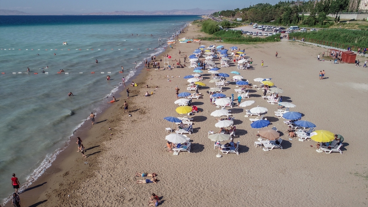 Güvenliğin sağlandığı, vatandaşların rahatlıkla dinlenip yüzebileceği imkanların hazırlandığı plaj, ilçe halkının yanı sıra turistlerin de en çok tercih ettiği mekanlardan biri haline geldi.