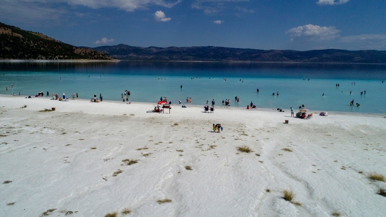 Fotoğrafta Burdur`un Yeşilova ilçesinde yer alan tektonik bir çukurun üzerinde ve kapalı bir havzada bulunan 184 metre derinliğinde, 6,8 kilometre eninde, 9,18 kilometre uzunluğundaki Salda Gölü görülüyor.