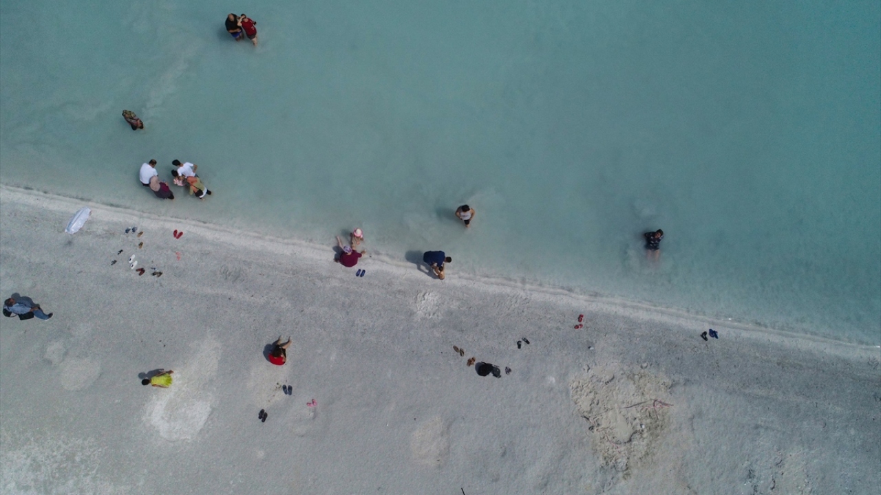 "Türkiye`nin Maldivleri" olarak nitelendirilen gölde bin 800 metre uzunluğundaki Beyaz Adalar, bin 72 metrelik Tabiat Parkı, bin 385 metrelik Doğanbaba plajlarının yanı sıra bin 46 metrelik Yeşilova Belediyesi Halk Plajı yer alıyor. 