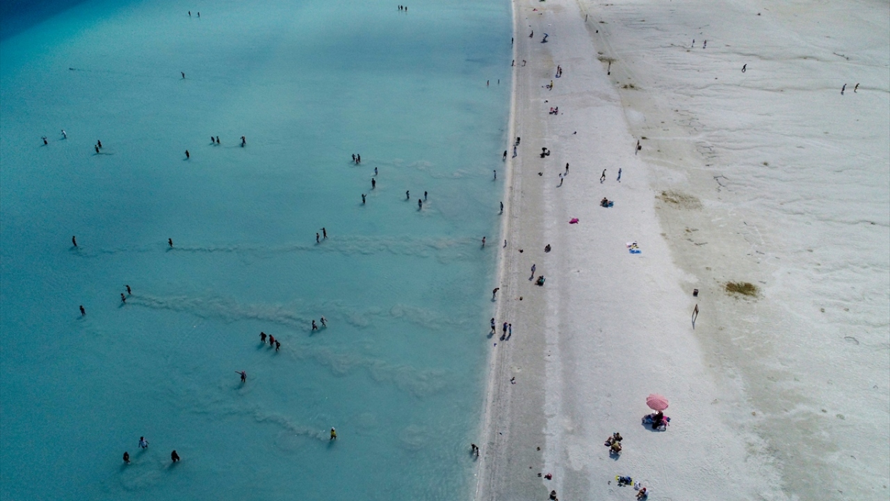 Salda Gölü, yılda ortalama 700-800 bin ziyaretçiyi ağırlıyor.