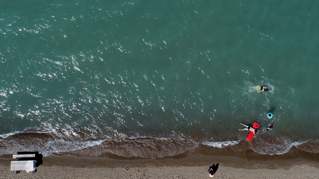 Fotoğrafta kapladığı alan bakımından Türkiye`nin üçüncü en büyük tatlı su gölü olan Konya Beyşehir Gölü`ndeki 5 kilometrelik Karaburun Plajı görülüyor.