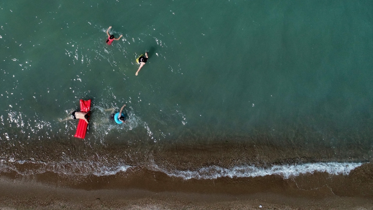 En büyük üçüncü gölün kıyısında yüzme keyfi
