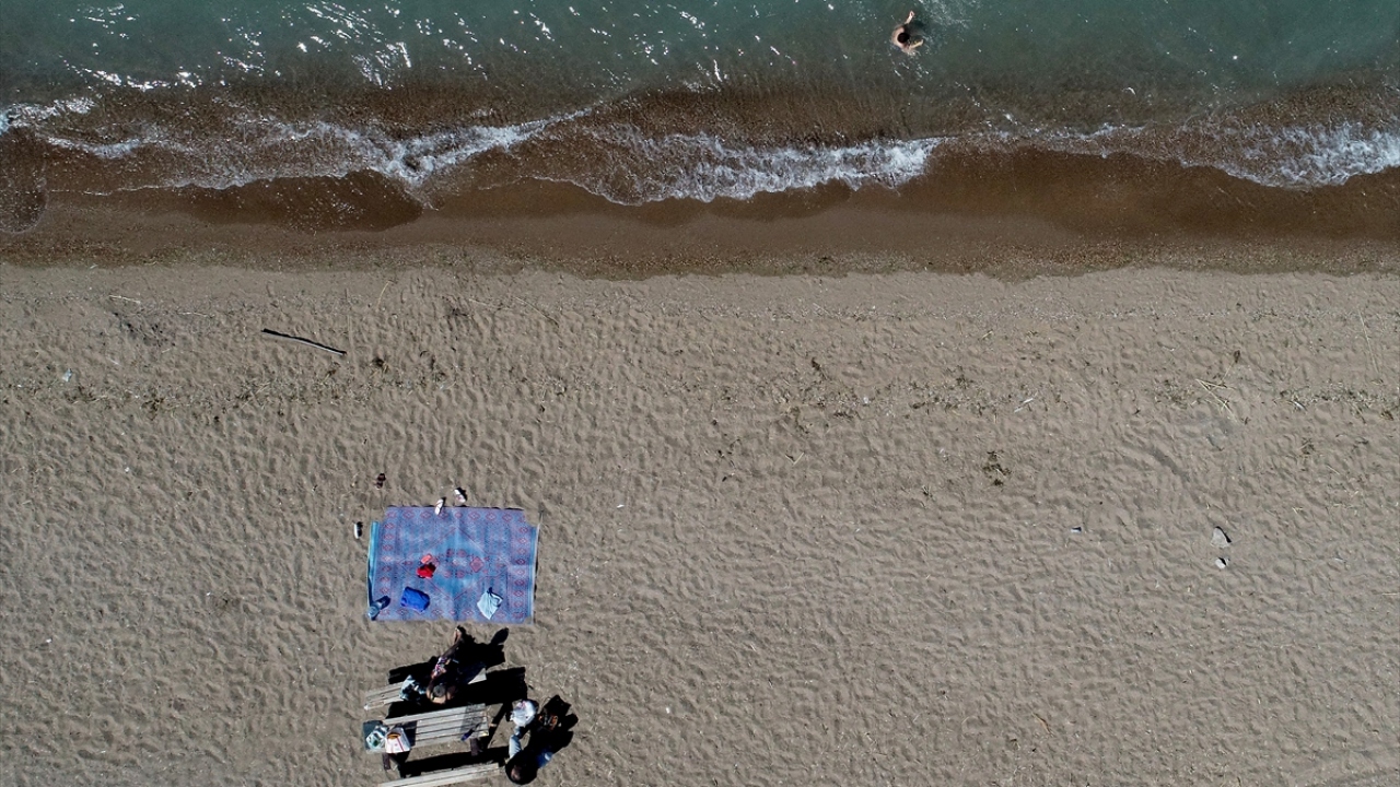 Gölde yüzme keyfi yaşamak ve serinlemek isteyenlerin adresi ise Karaburun Plajı oluyor. 