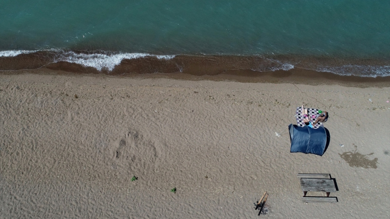 Yaklaşık 5 kilometre uzunluğundaki Karaburun Plajı, hem bölge halkını hem de yerli ve yabancı turistleri ağırlıyor.