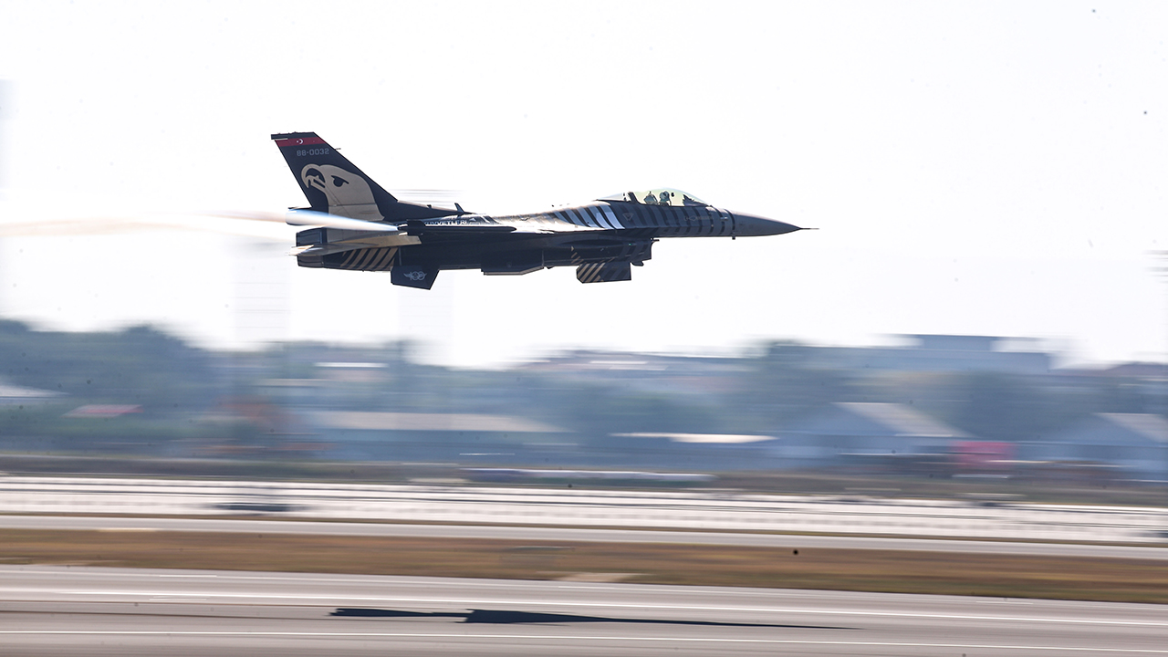 Türkiye`nin en büyük teknoloji etkinliği TEKNOFEST İstanbul Havacılık, Uzay ve Teknoloji Festivali`nde (TEKNOFEST İstanbul) gerçekleştirilen gösteri uçuşlarını katılımcılar büyük bir beğeniyle izledi.