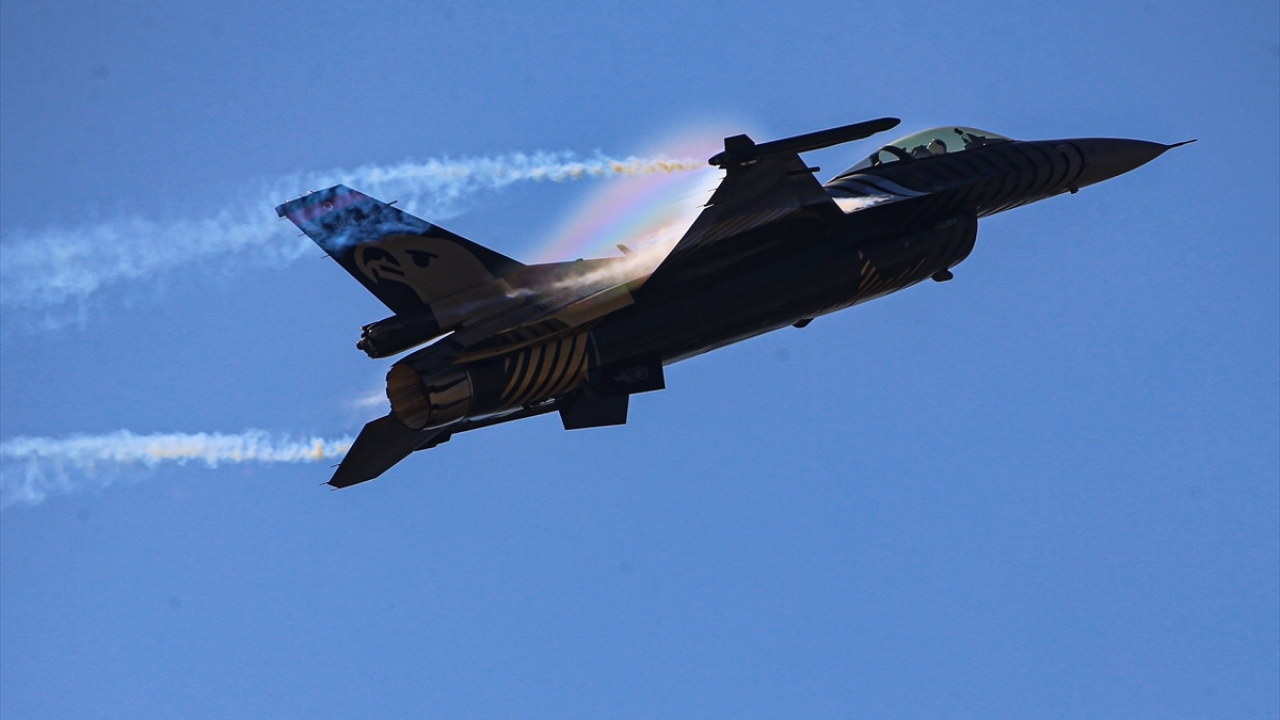 Özellikle Türk Yıldızları ile Solo Türk`ün gerçekleştirdiği gösteriler izleyicilerde heyecan yarattı. 