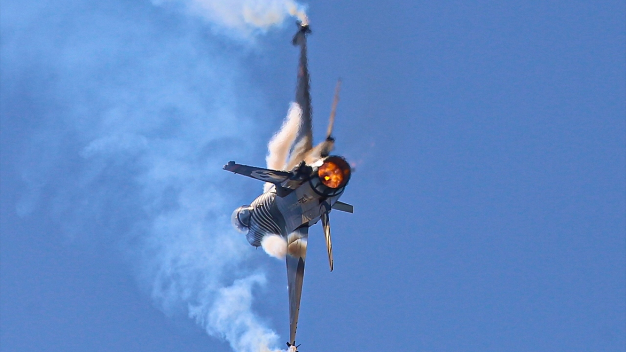 Solo Türk, Kara Kuvvetleri Komutanlığı, İçişleri Bakanlığı, Sahil Güvenlik Komutanlığı, SU-35, SU-30M, MC 21 yolcu uçağı, Red Bull yarın da gerçekleştirecekleri gösteri uçuşlarıyla festivale renk katacak.