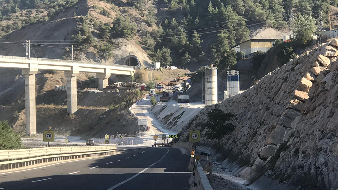 Ankara`dan yola çıkıp Yüksel Hızlı Tren (YHT) hattını kontrol amacıyla ilerleyen tekli kompartıman, Bilecik merkeze bağlı Ahmetpınar köyü sınırları içindeki tünelde raydan çıkarak duvara çarptı.