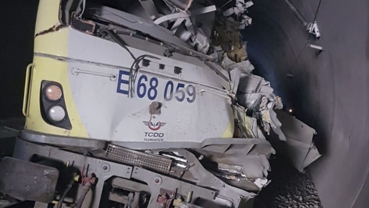 Kazada, kılavuz trende bulunan ve 2 makinist olay yerinde yaşamını yitirdi.