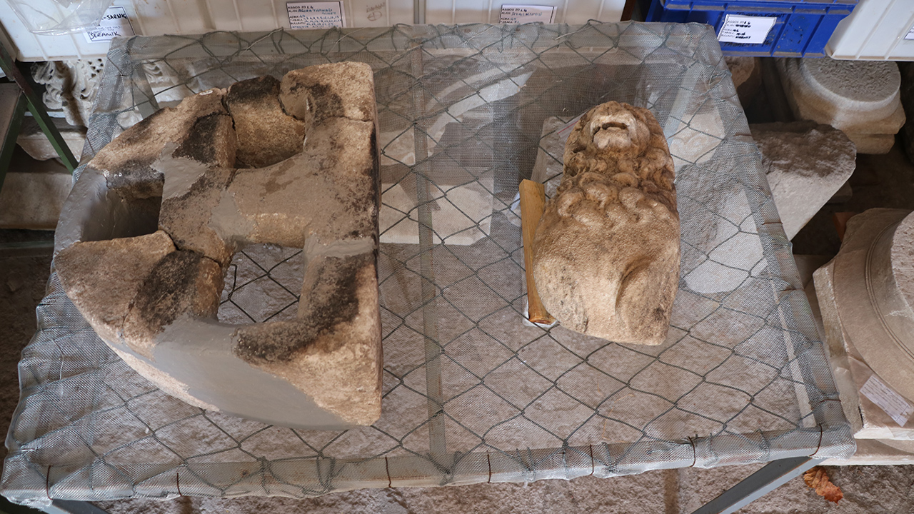 Helenistik döneme ait 2 bin 200 yıllık aslan heykeli ile Doğu Roma (Bizans) döneminden kalma bin 500 yıllık 3 gözlü ocak, Çanakkale`nin Ayvacık ilçesine bağlı Behramkale köyü sınırları içindeki Assos Antik Kenti`nde bulundu.