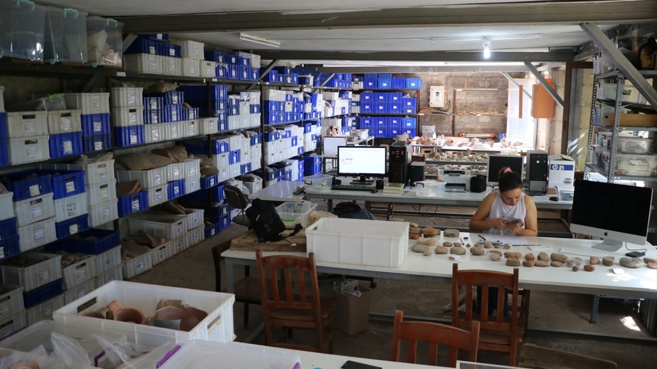 ABD`li arkeologların 1800`lü yıllarda kazı yaptığı ilk antik kent Assos, uzun bir aranın ardından 1981`de yeniden kazılmaya başlandı. Bölgede Türk bilim insanlarınca 38 yıldır kazı çalışması yürütülüyor.