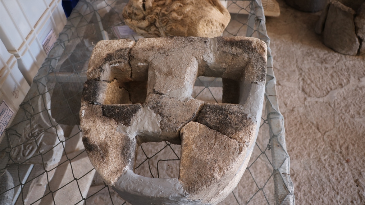 Antik Çağ`da "Troas" olarak adlandırılan bölgenin güney ucunda volkanik bir tepenin zirvesi ve yamaçlarında, Yunanistan`ın Midilli Adası`nın karşısında kurulan kent, asırlar boyunca birçok topluma ev sahipliği yaptı.