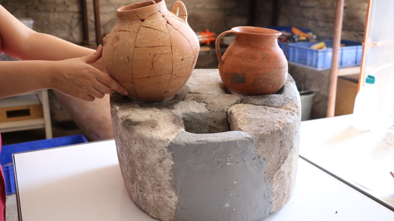 Arslan, Kültür ve Turizm Bakanlığı başta olmak üzere Türk Tarih Kurumu (TTK) ve ana sponsor İÇDAŞ`ın desteğiyle yürütülen, gelecek ay sona erecek bu yılki kazılarda önemli bilgi ve verilere ulaştıklarını anlattı.