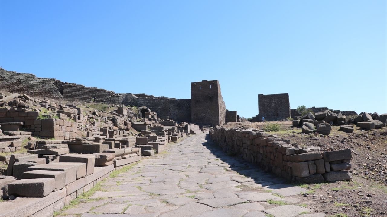 Prof. Dr. Arslan, çalışma yürüttükleri bir başka bölgenin ise agora olduğunu belirtti.